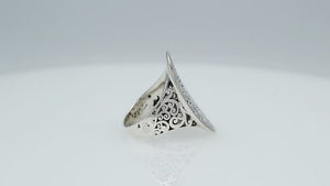 Wholesale sterling silver oval filigree ring with intricate Balinese scrollwork and oxidized antique finish – handcrafted artisan jewelry for bulk buyers and resellers.