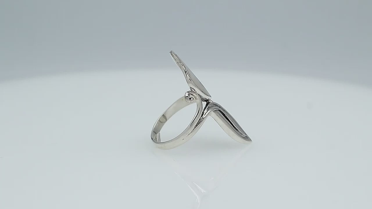 Wholesale sterling silver leaf ring with Mother Of Pearl inlay – handcrafted Balinese nature-inspired artisan jewelry for bulk buyers and resellers.