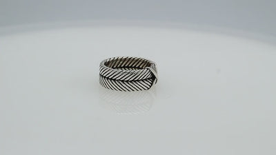 Wholesale sterling silver band ring with X-pattern and leaf design, handcrafted in Bali with oxidized detailing – bulk artisan jewelry.