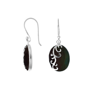 Wholesale sterling silver earrings featuring oval black shell drops with polished wave-motif overlay, crafted to deliver consistent artisan quality and elegant catalog-ready visual appeal for bulk jewelry buyers.